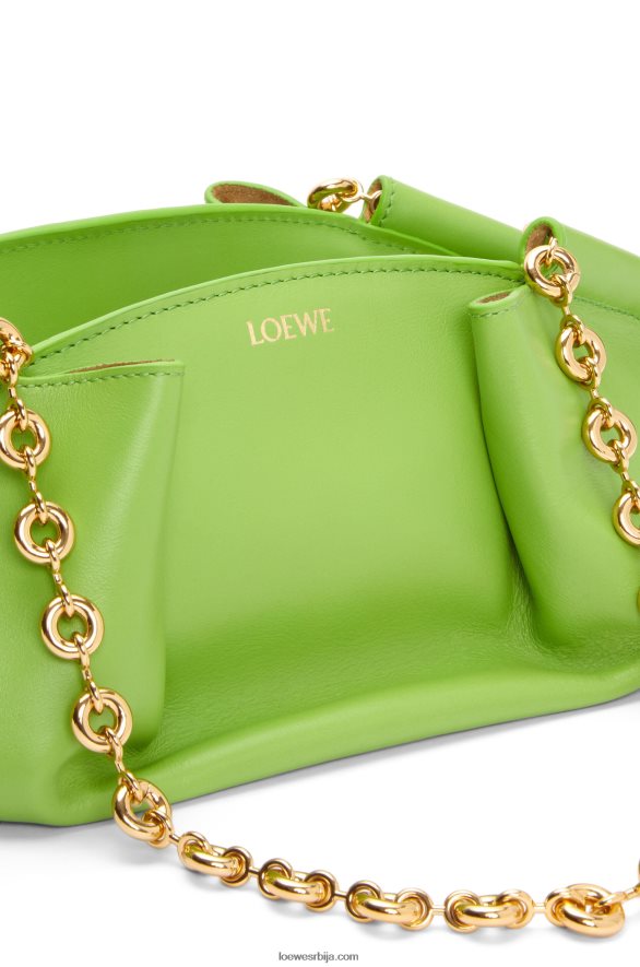 Loewe Жене мала пасео торба од сјајне напа телеће коже са ланцем јабука зелена HJTY422