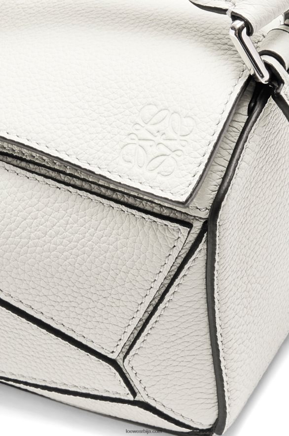 Loewe Жене мини пуззле торба од мекане телеће коже мека бела HJTY203