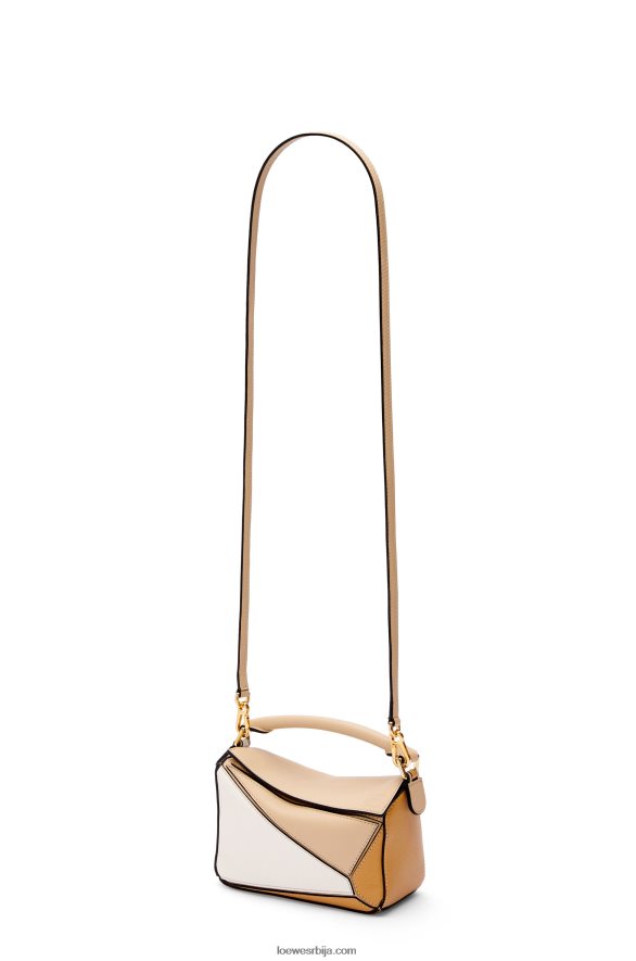 Loewe Жене мини пуззле торба од класичне телеће коже прашњава беж/мека бела HJTY233