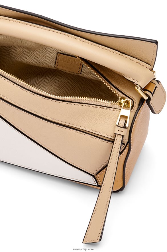 Loewe Жене мини пуззле торба од класичне телеће коже прашњава беж/мека бела HJTY233