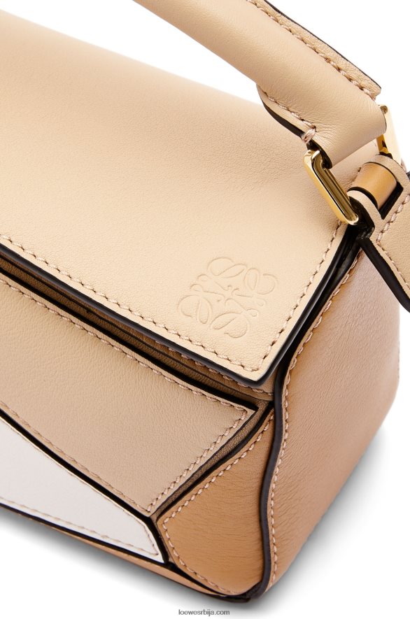 Loewe Жене мини пуззле торба од класичне телеће коже прашњава беж/мека бела HJTY233