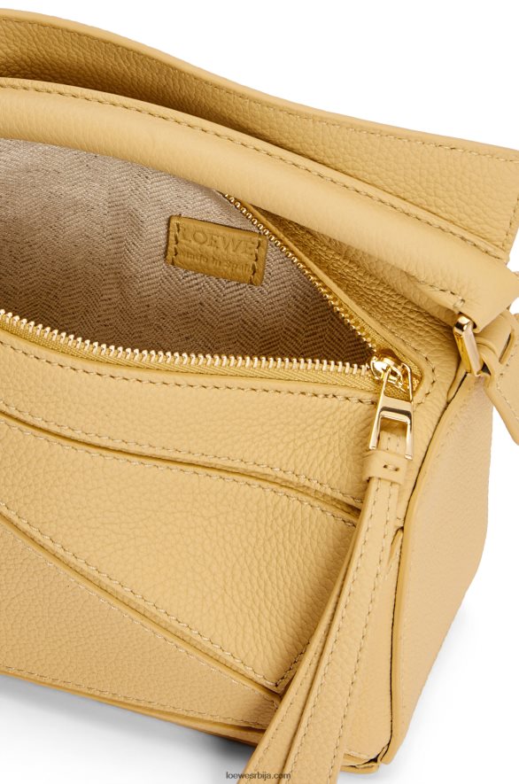 Loewe Жене мини пуззле торба од мекане телеће коже тамни путер HJTY234