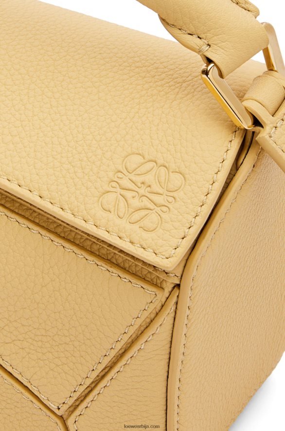 Loewe Жене мини пуззле торба од мекане телеће коже тамни путер HJTY234