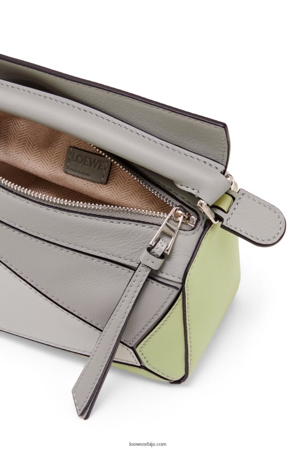 Loewe Жене мини пуззле торба од класичне телеће коже пепељасто сиви/светли селадон HJTY257