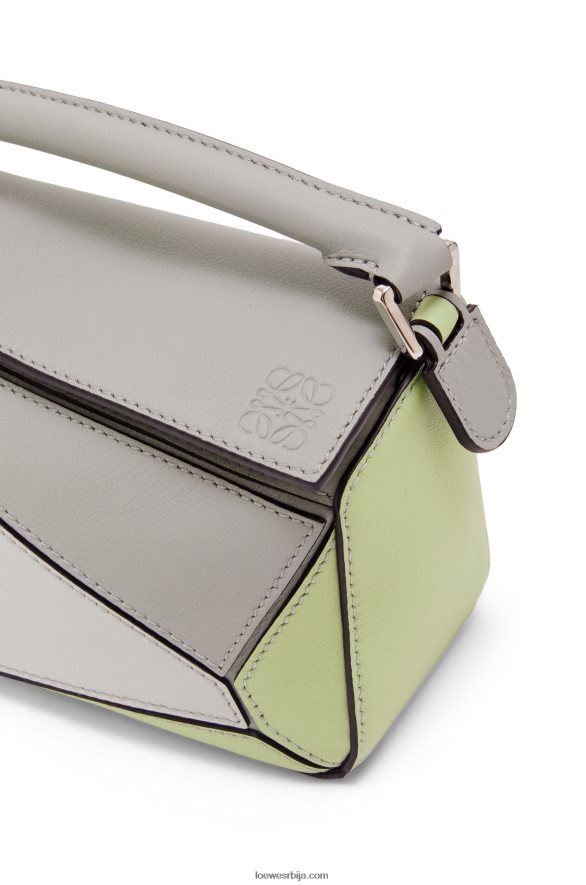 Loewe Жене мини пуззле торба од класичне телеће коже пепељасто сиви/светли селадон HJTY257