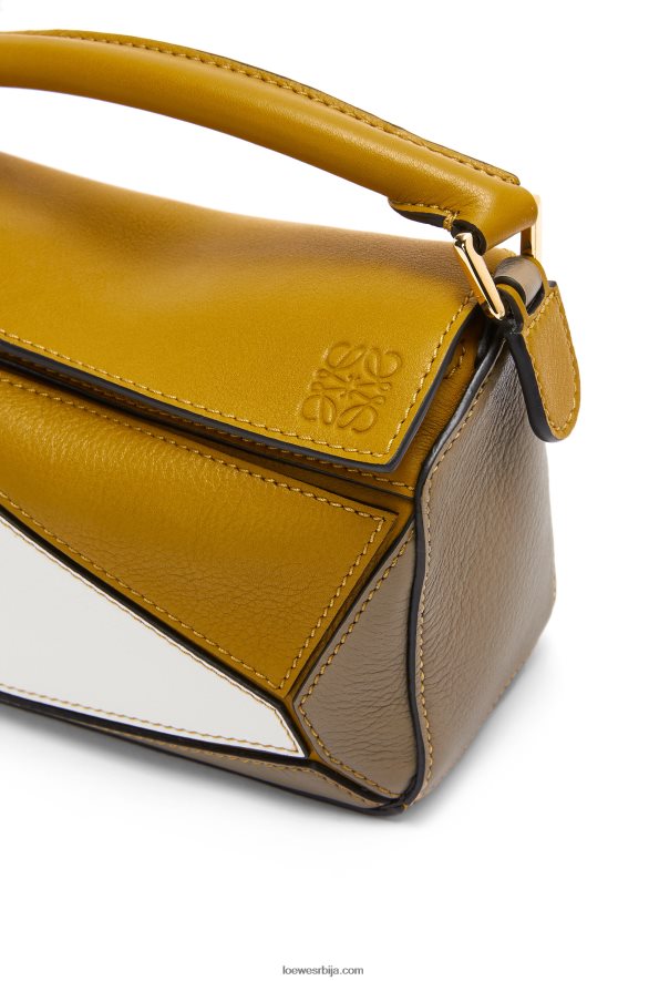 Loewe Жене мини пуззле торба од класичне телеће коже окер/мека бела HJTY277