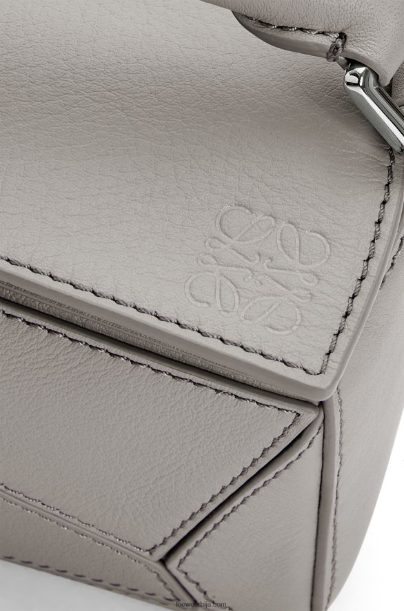 Loewe Жене мини пуззле торба од класичне телеће коже бисерно сива HJTY314