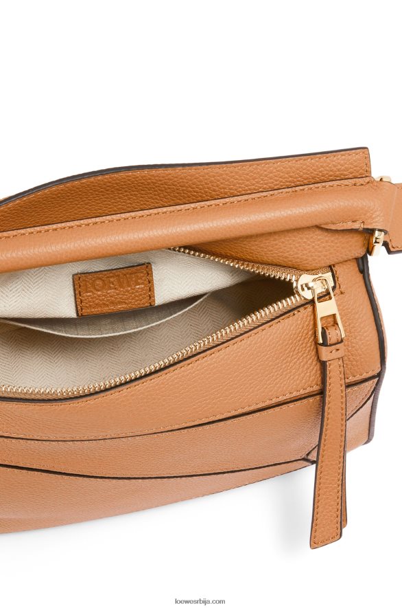 Loewe Жене мала торба за слагалице од мекане телеће коже лагана карамела HJTY368