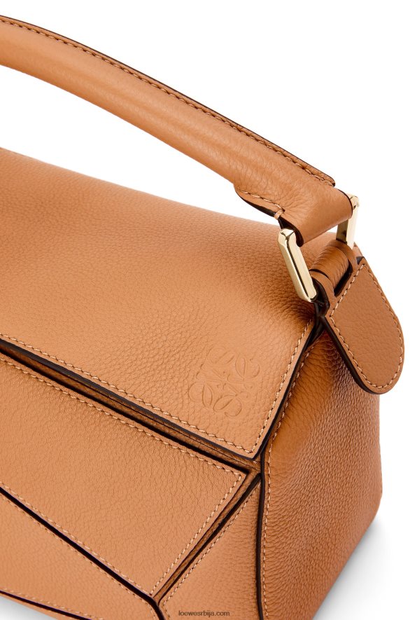 Loewe Жене мала торба за слагалице од мекане телеће коже лагана карамела HJTY368