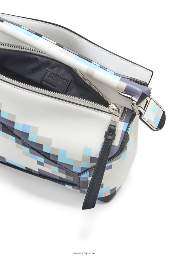 Loewe Жене мала торба са пикселизованим пуззле ивицама од сатенске телеће коже бео HJTY395