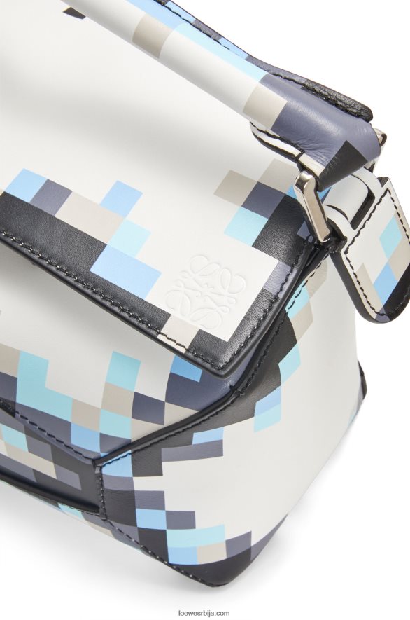 Loewe Жене мала торба са пикселизованим пуззле ивицама од сатенске телеће коже бео HJTY395