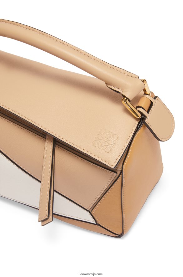 Loewe Жене мала пуззле торба од класичне телеће коже прашњава беж/мека бела HJTY396
