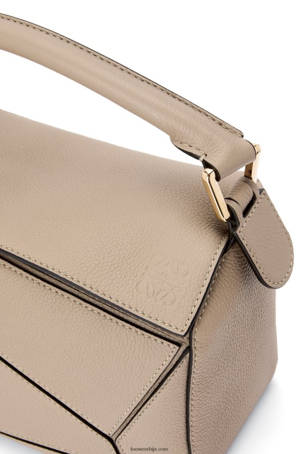 Loewe Жене мала торба за слагалице од мекане телеће коже песак HJTY397