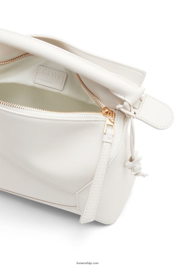 Loewe Жене мала торба за слагалице од сатенске телеће коже бела глазура HJTY435