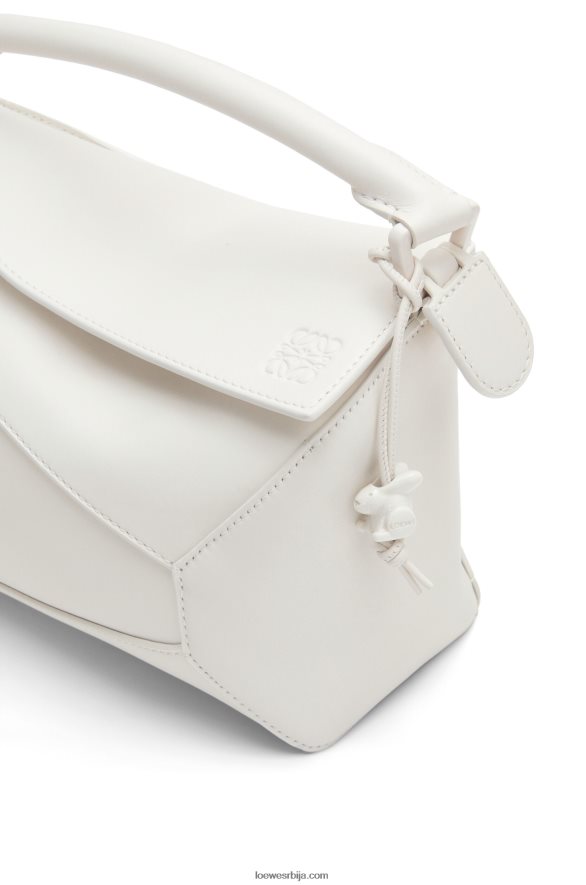 Loewe Жене мала торба за слагалице од сатенске телеће коже бела глазура HJTY435