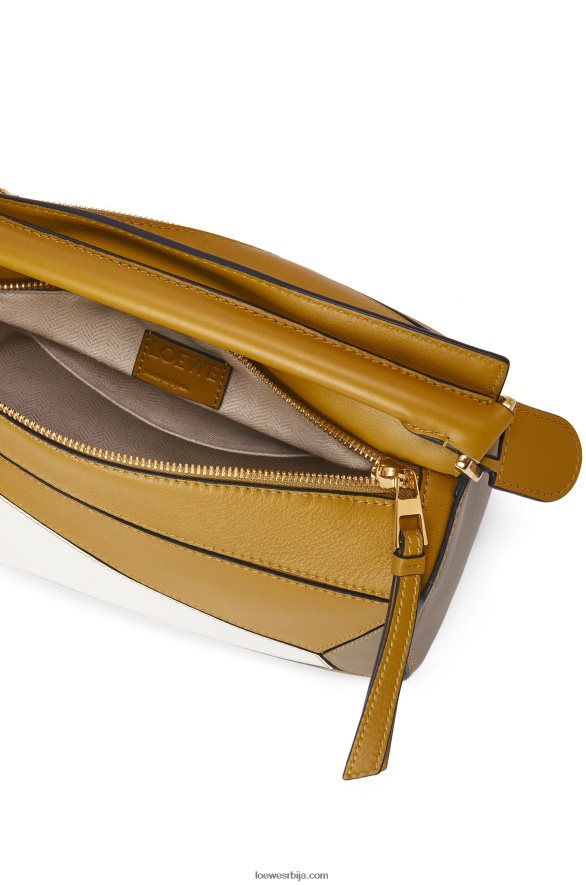 Loewe Жене мала пуззле торба од класичне телеће коже окер/мека бела HJTY497