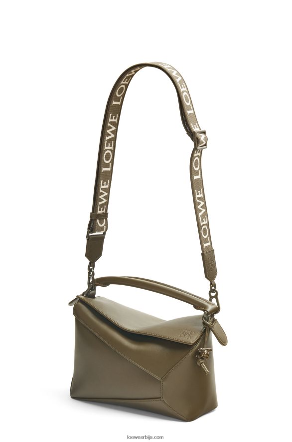 Loewe Жене мала торба за слагалице од сатенске телеће коже глазура од чајне прашине HJTY536