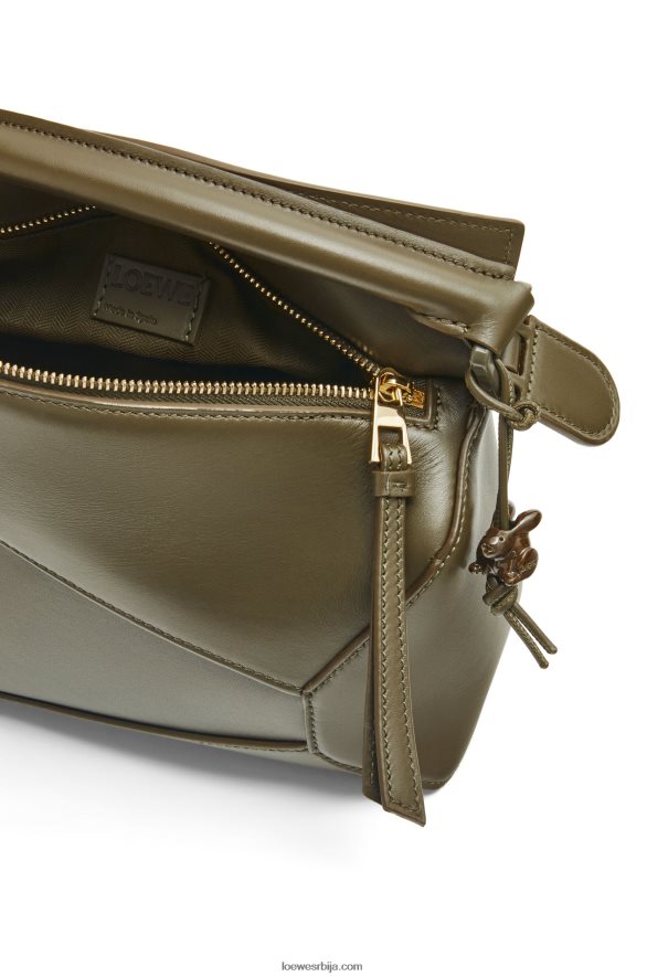 Loewe Жене мала торба за слагалице од сатенске телеће коже глазура од чајне прашине HJTY536