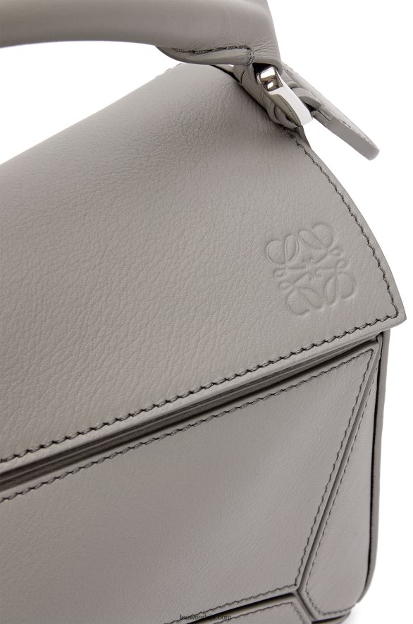 Loewe Жене мала пуззле торба од класичне телеће коже бисерно сива HJTY537