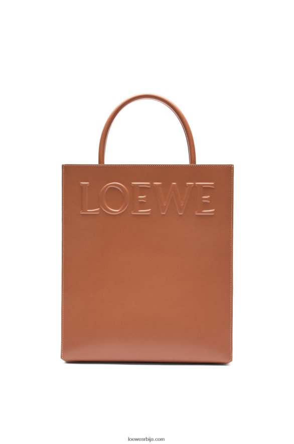 Loewe Жене стандардна торба А4 од углађене телеће коже тан HJTY115