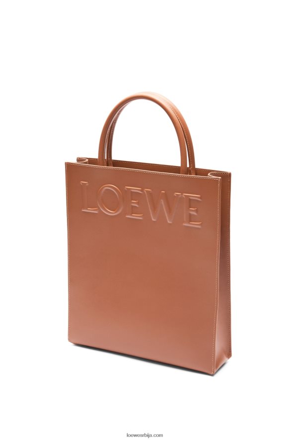 Loewe Жене стандардна торба А4 од углађене телеће коже тан HJTY115
