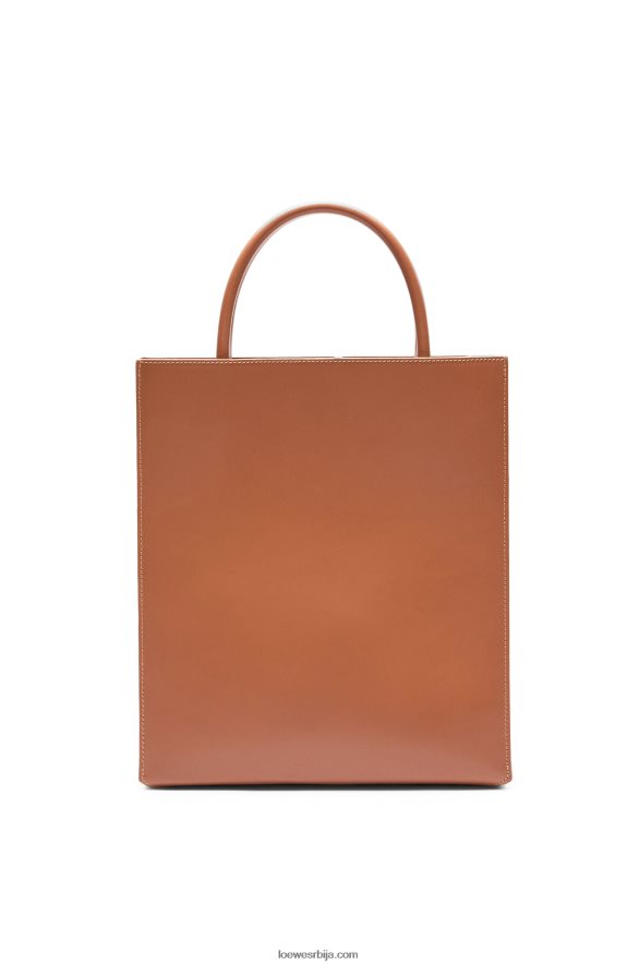 Loewe Жене стандардна торба А4 од углађене телеће коже тан HJTY115