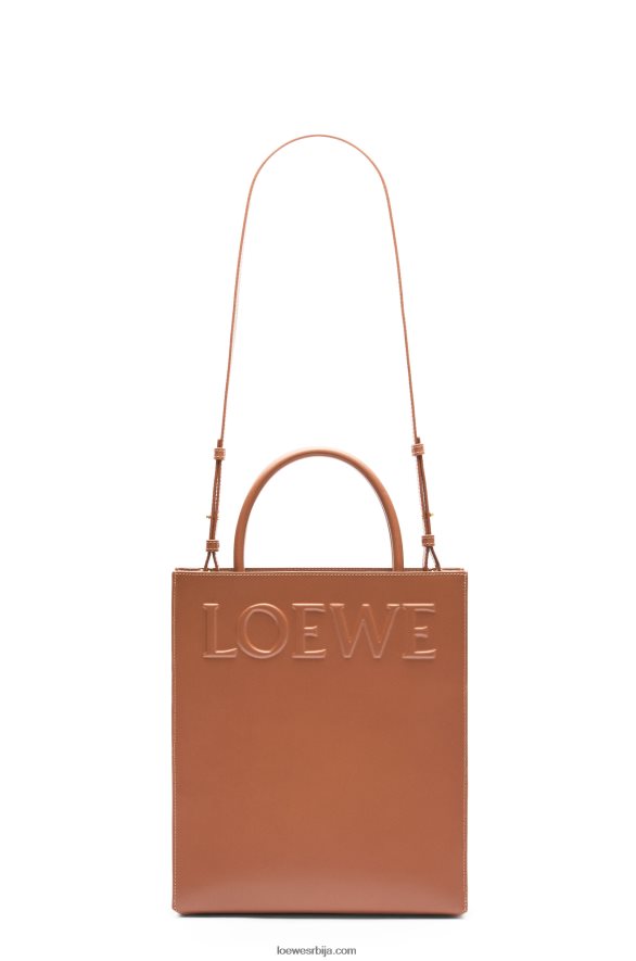 Loewe Жене стандардна торба А4 од углађене телеће коже тан HJTY115