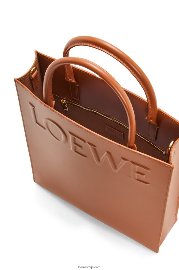 Loewe Жене стандардна торба А4 од углађене телеће коже тан HJTY115