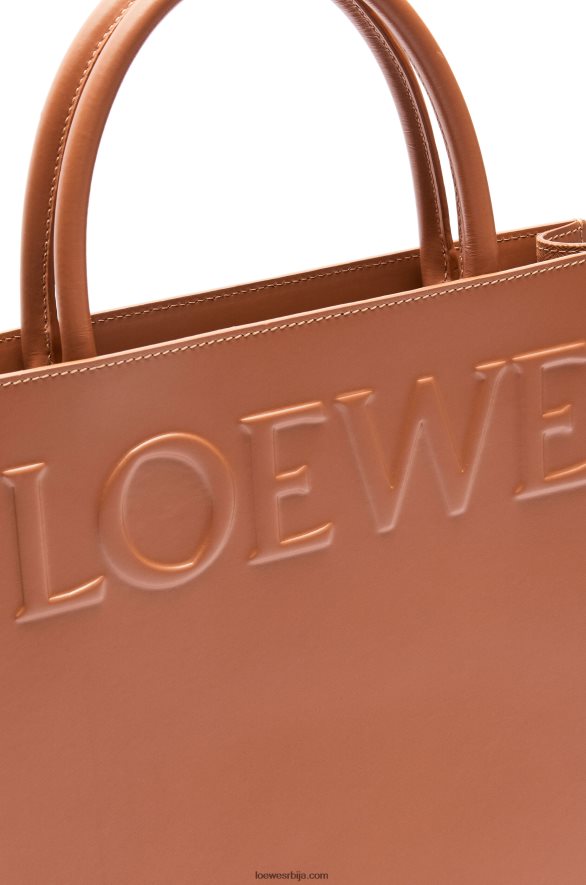 Loewe Жене стандардна торба А4 од углађене телеће коже тан HJTY115