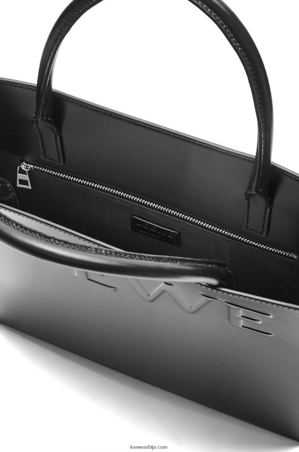 Loewe Жене стандардна торба А4 од углађене телеће коже црн HJTY117