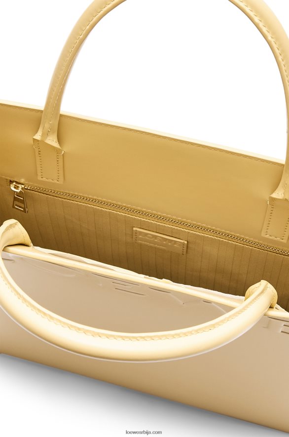 Loewe Жене стандардна торба А4 од углађене телеће коже тамни путер HJTY120