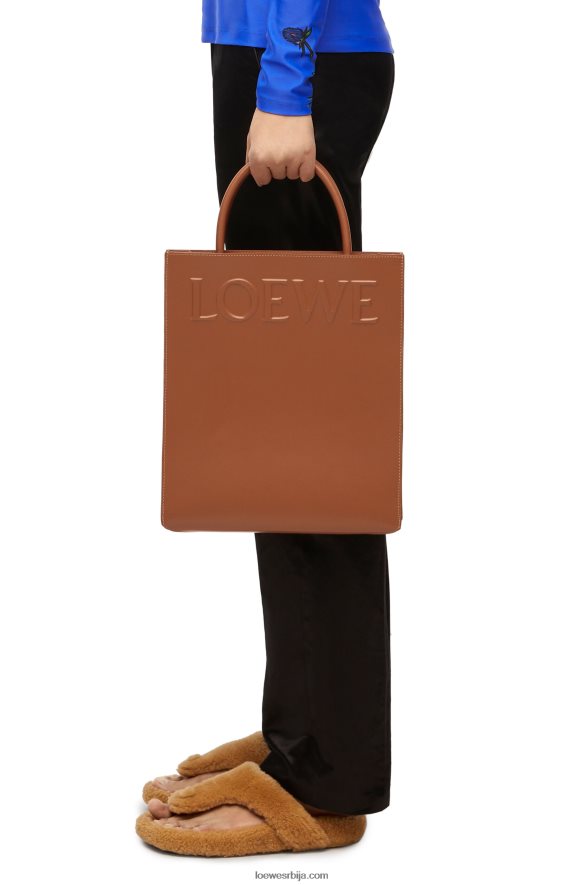 Loewe Жене стандардна а5 торба од углађене телеће коже тан HJTY116
