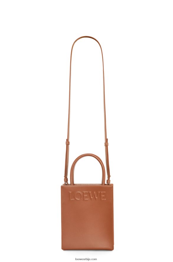 Loewe Жене стандардна а5 торба од углађене телеће коже тан HJTY116