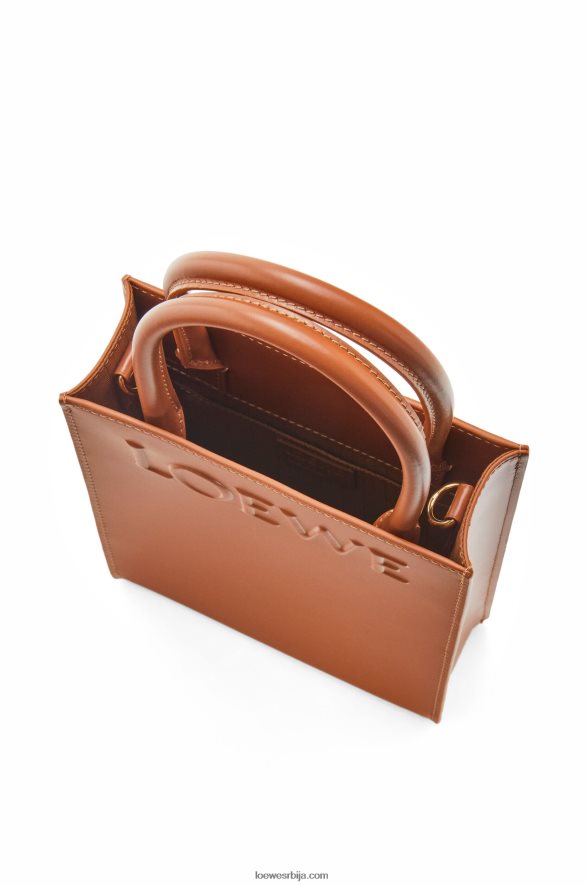 Loewe Жене стандардна а5 торба од углађене телеће коже тан HJTY116