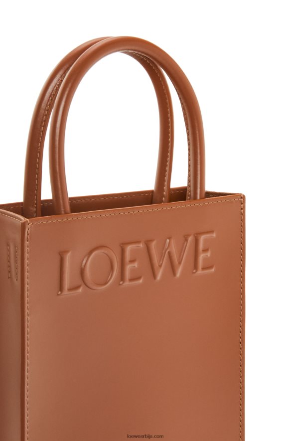 Loewe Жене стандардна а5 торба од углађене телеће коже тан HJTY116