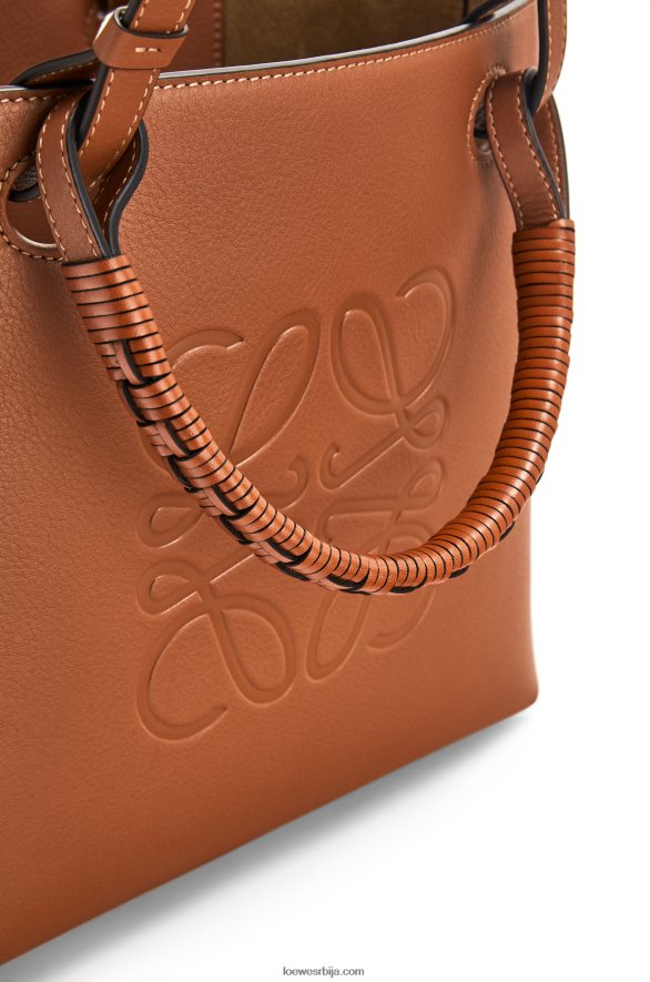 Loewe Жене мала анаграм торба од класичне телеће коже тан HJTY124