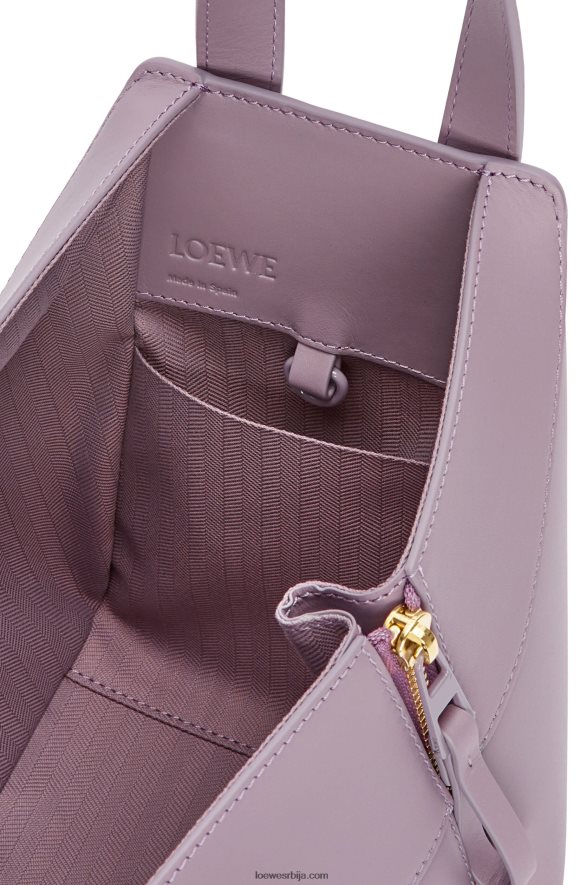 Loewe Жене компактна висећа мрежа од сатенске телеће коже бледа глазура од патлиџана HJTY312
