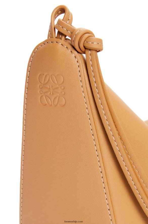 Loewe Жене мини хаммоцк хобо торба од класичне телеће коже топла пустиња HJTY323