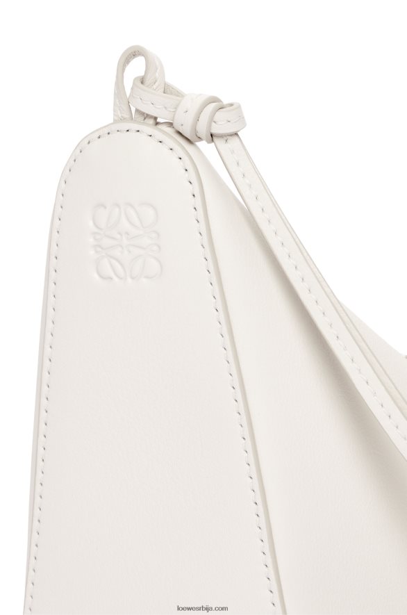 Loewe Жене мини хаммоцк хобо торба од класичне телеће коже мека бела HJTY324