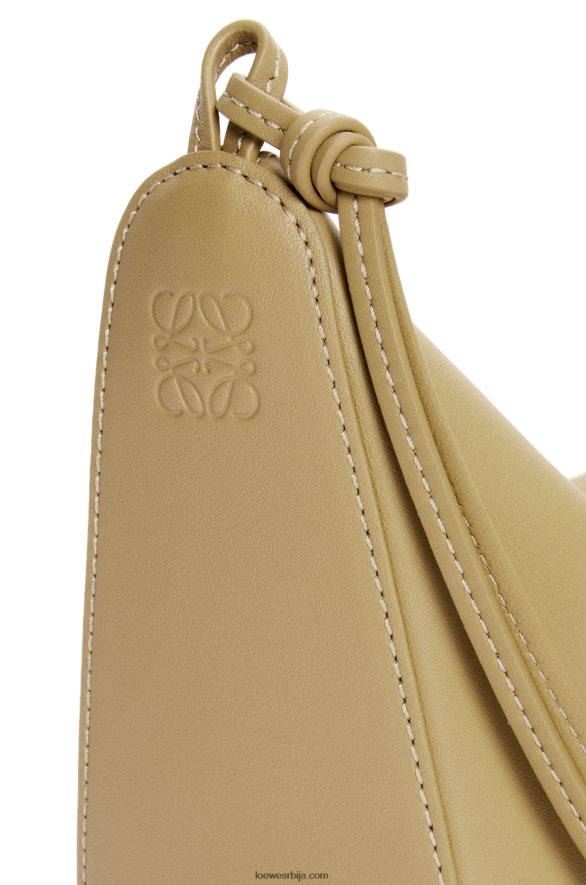 Loewe Жене мини хаммоцк хобо торба од класичне телеће коже глине зелена HJTY325