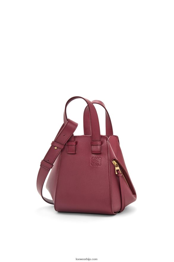 Loewe Жене висећа компактна торба од класичне телеће коже дивље бобице HJTY340