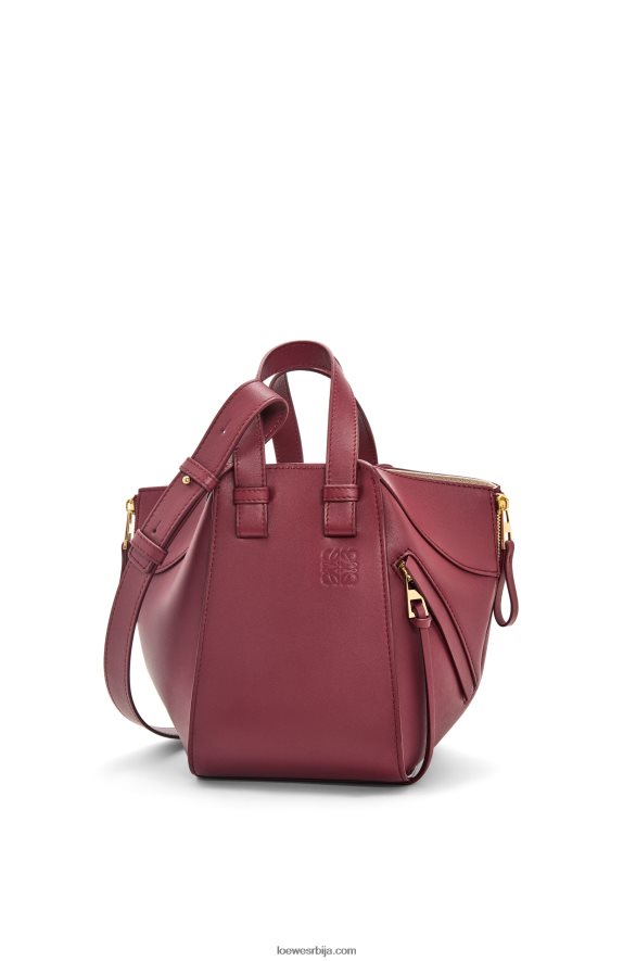 Loewe Жене висећа компактна торба од класичне телеће коже дивље бобице HJTY340