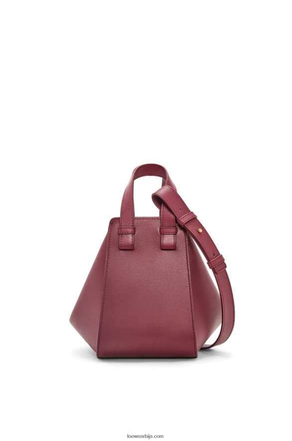 Loewe Жене висећа компактна торба од класичне телеће коже дивље бобице HJTY340