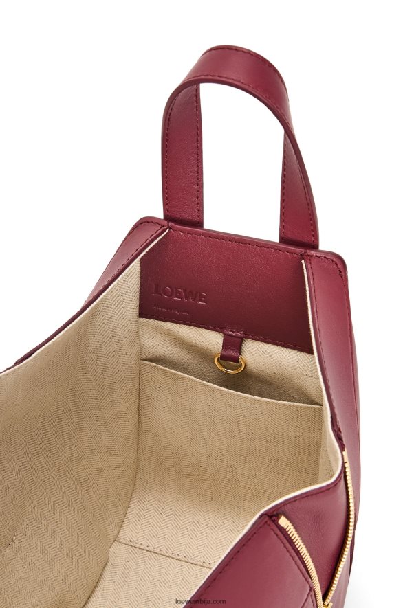 Loewe Жене висећа компактна торба од класичне телеће коже дивље бобице HJTY340