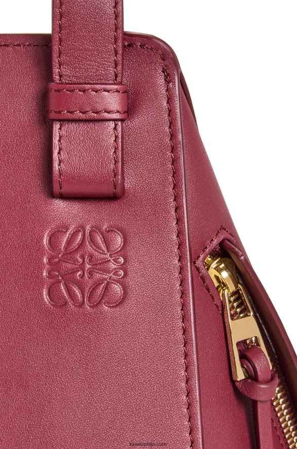 Loewe Жене висећа компактна торба од класичне телеће коже дивље бобице HJTY340