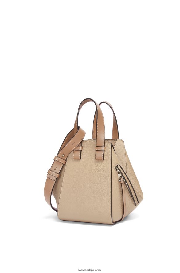 Loewe Жене компактна торба за висећу мрежу од мекане телеће коже песак HJTY344