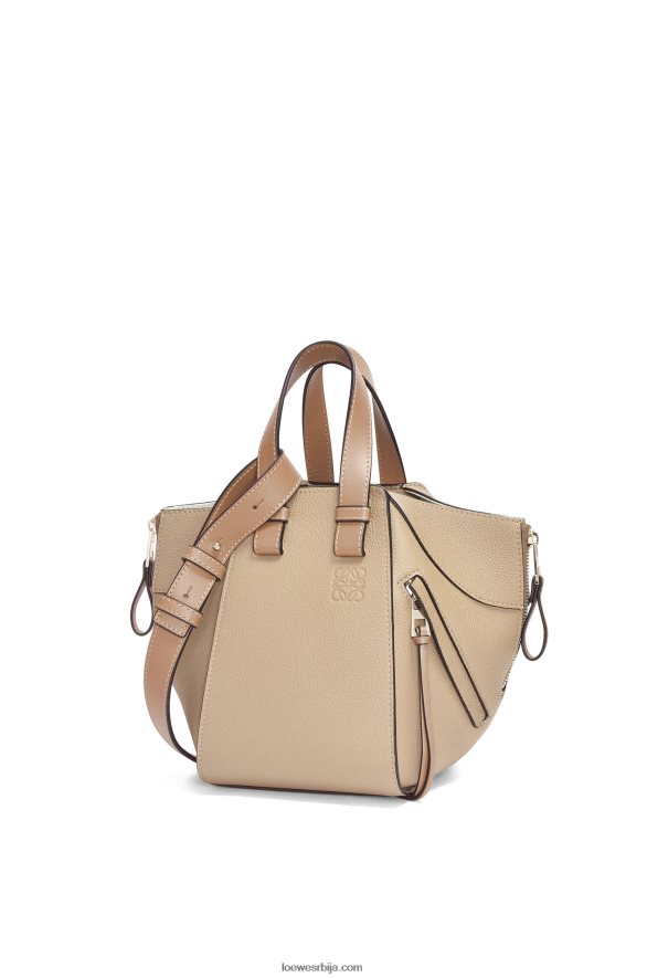 Loewe Жене компактна торба за висећу мрежу од мекане телеће коже песак HJTY344