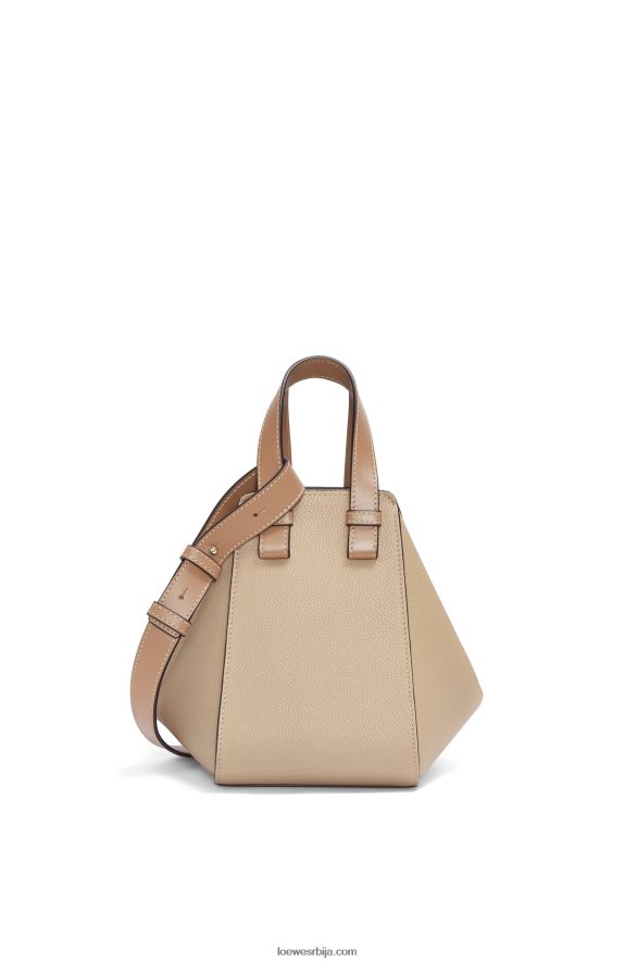 Loewe Жене компактна торба за висећу мрежу од мекане телеће коже песак HJTY344