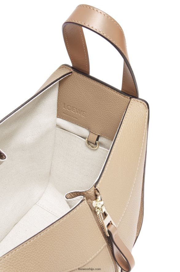 Loewe Жене компактна торба за висећу мрежу од мекане телеће коже песак HJTY344