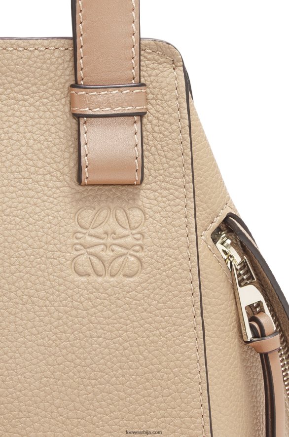 Loewe Жене компактна торба за висећу мрежу од мекане телеће коже песак HJTY344